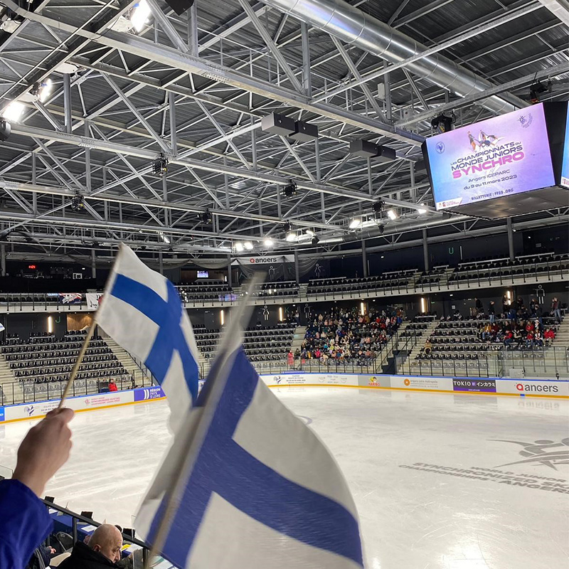 kisakatsomo jäähallissa, Suomen liput liehumassa
